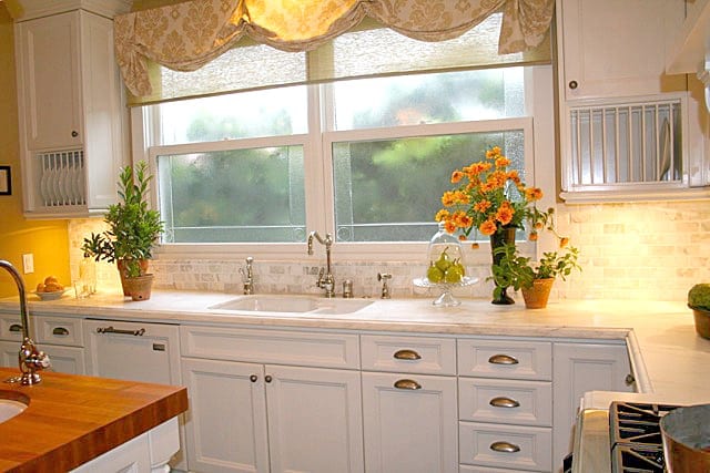 Kitchen window with frosted effect