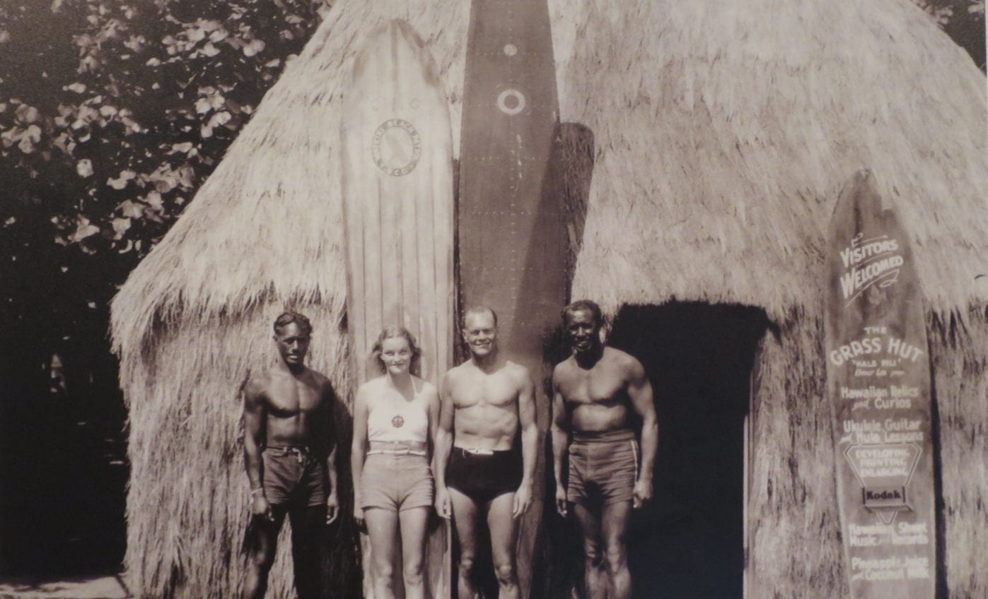 Sam_Kahanamoku,_Doris_Duke,_James_Cromwell,_and_Chick_Daniels,_Waikiki Shangri La House